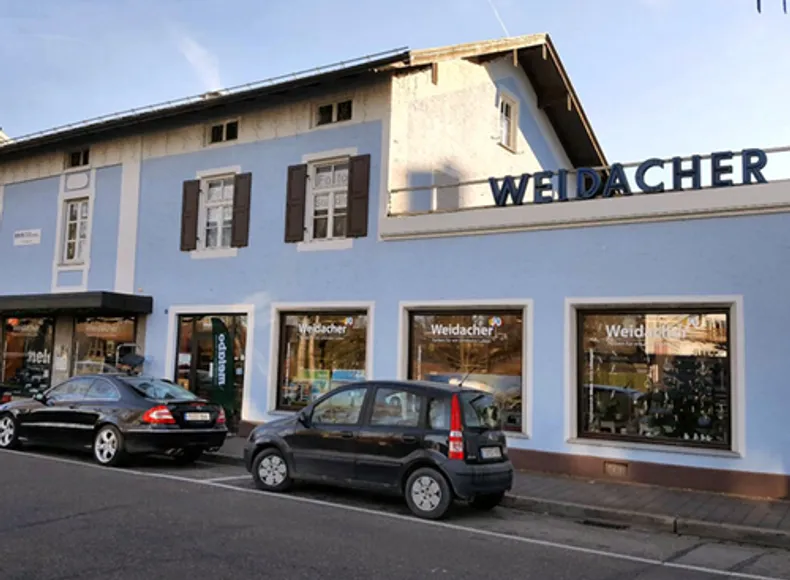 Weidacher Farbfachhandel Prien Wendelsteinplatz Geschäft von aussen mit blauer Fassade