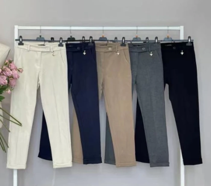 Abgebildet sind Hosen aus Italien in 5 Farben - erhältlich in der Chiceria Prien am Chiemsee