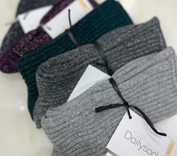 Socken in grau, grün, lila von dem  nachhaltigen Label aus Deutschland Dailysocks