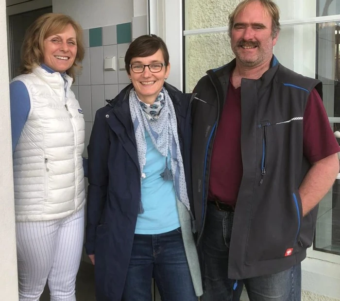 Marianne und Peter Fischer vom Regerlhof Prien Ernsdorf mit Kundin