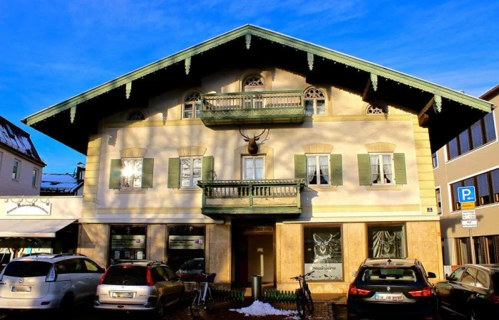 Das Geschäftshaus mit dem Hirschgeweih der montebera Kaffeerösterei in Prien