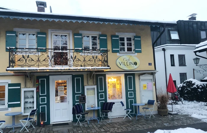 Das Cafe Villino Prien im Winter von außen.