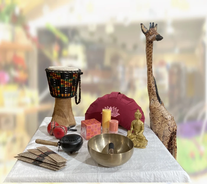 Produkte rund um Meditation Weltladen Prien Meditationskissen rosa Räucherstäbchen Klangschalen Holzgiraffe Musikinstrumente
