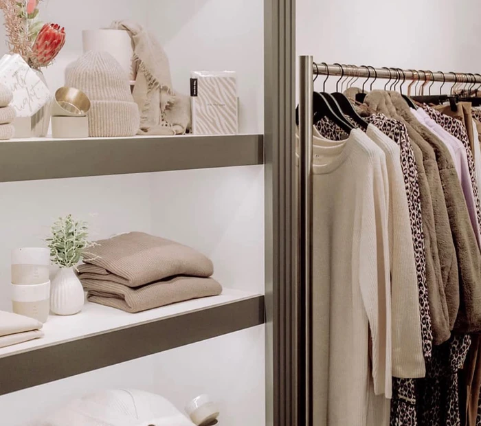 Regal mit Kleidung und Deko im Concept-Store von Katrin Anner Prien am Chiemsee