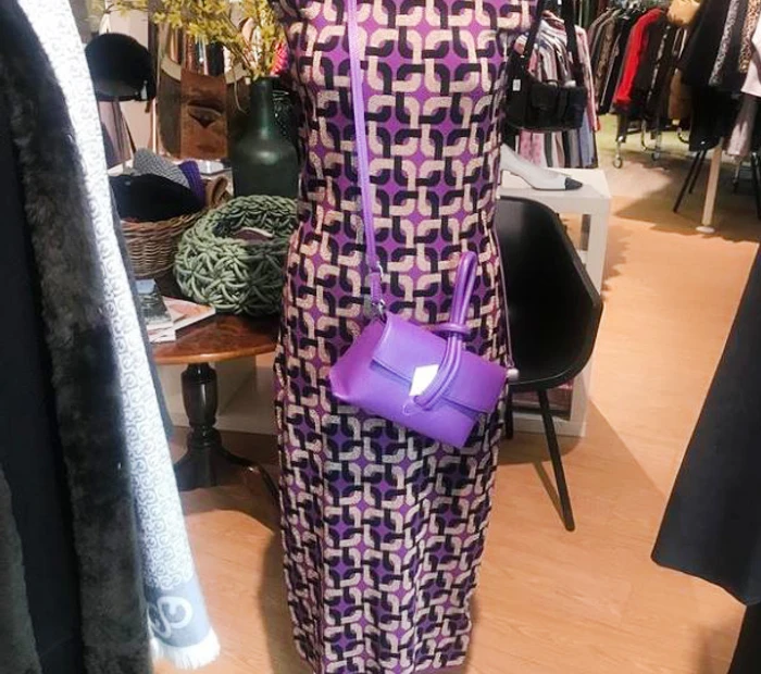 Lila Frühlingskleid mit passender Handtasche auf Modepuppe im Geschäft Second-Hand-Exclusive