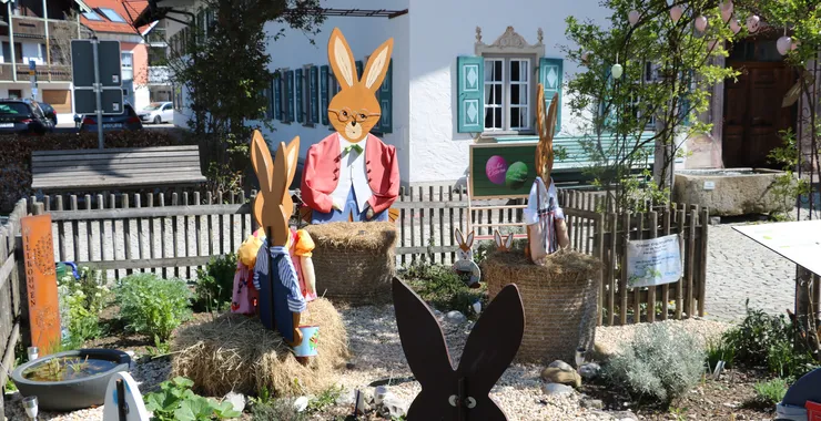 Osterhasen im Vorgarten Frühlingserwachen in Prien am Chiemsee