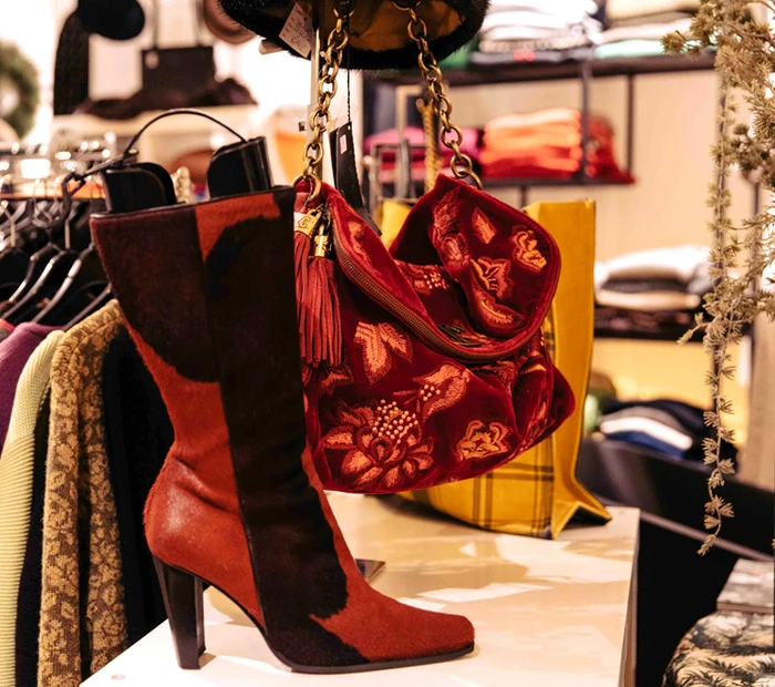 Rote Damenstiefel mit passender Handtasche im Geschäft Second-Hand-Exclusive in Prien.