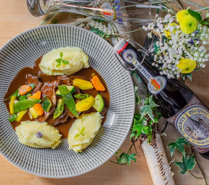 Ein Schweinsbraten passend dazu ein Unertl Weißbier.