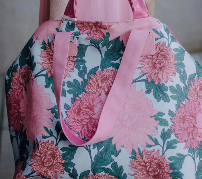 Tasche mit Blumenmotiv aus dem Concept-Store von Katrin Anner Prien m Chiemsee