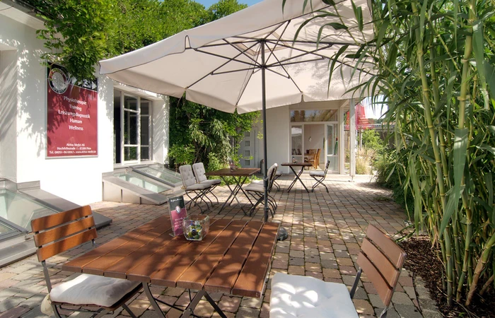 Terrasse von Aktiva Medici Prien am Chiemsee im Sommer