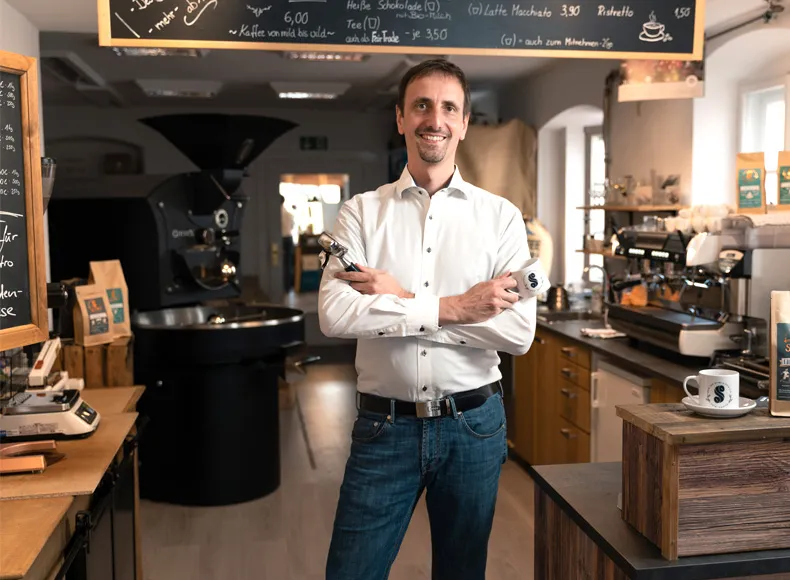 Markus Behr Inhaber der Montebera Kaffeerösterei steht im Geschäft in Prien