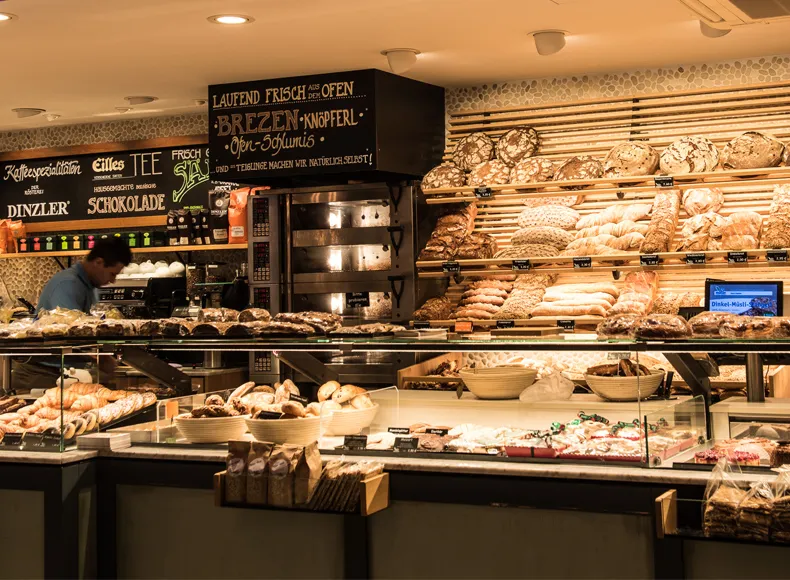 Backwarenstand in der Bäckerei Müller am Marktplatz Prien am Chiemsee