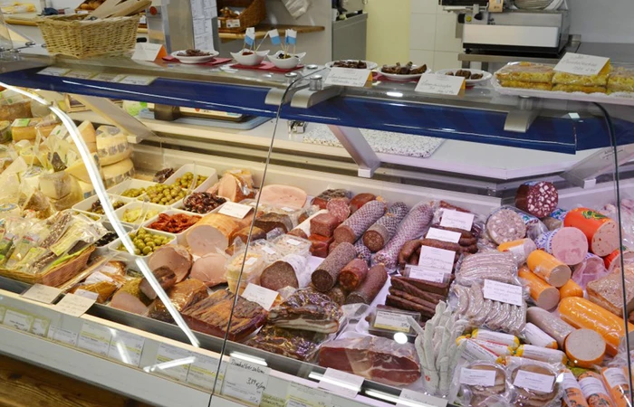 Priener Regional und Bio Markt Wursttheke im Geschäft