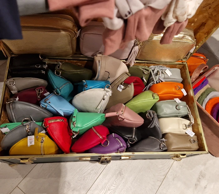 Präsentiert werden farbige Crossbody-Ledertaschen, erhältlich in der Chiceria, solange Vorrat reicht.