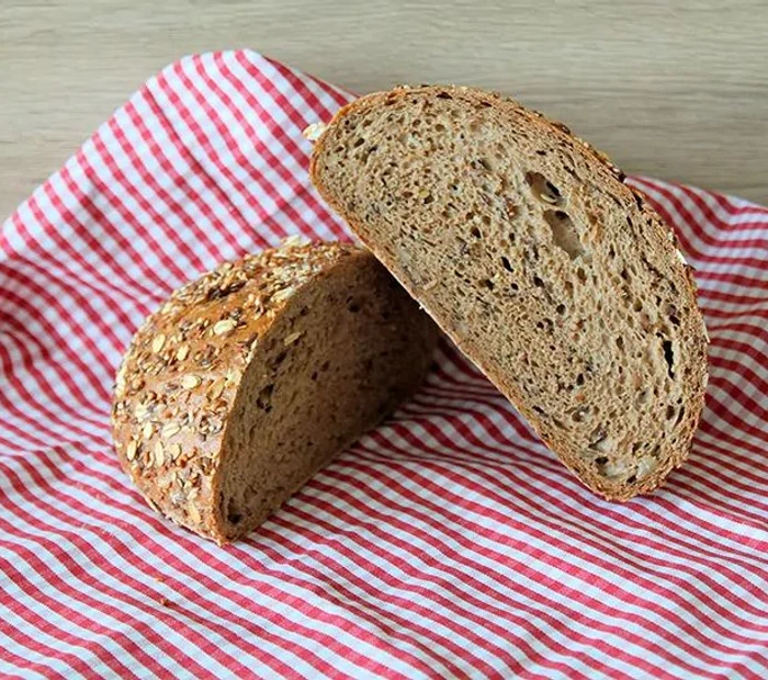 1 aufgeschnittenes Brot "Rank und Schlank" der Bäckerei Miedl 