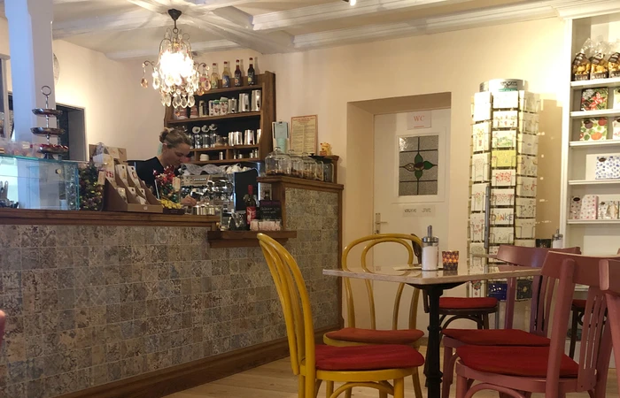 Hinterm Tresen des Cafes Villino bereitet eine Dame Kaffee zu 