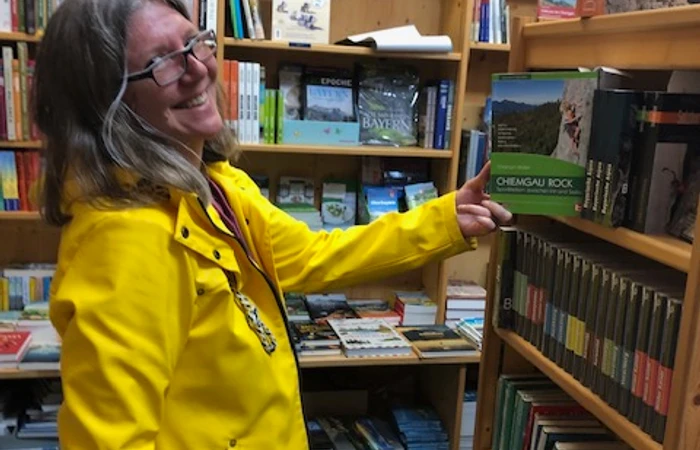 Inhaberin Steffi Mengedoth (im gelben Öljanker) empfiehlt bei Regenwetter nach Büchern zu stöbern
