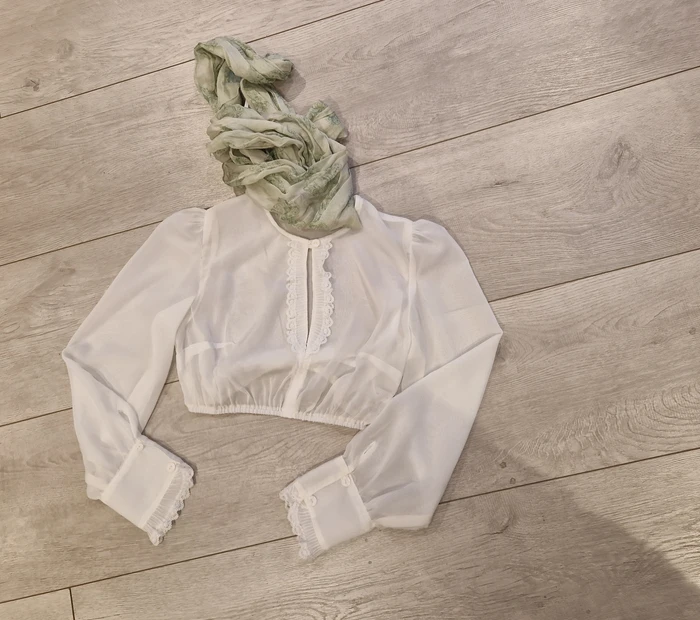 Abgebildet ist eine Chiffonbluse in weiß, erhältlich in der Chiceria Prien solange Vorrat reicht.