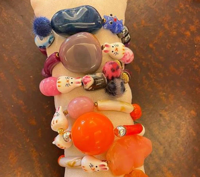 Armbänder in verschiedenen Farben im Modegeschäft Rosso Prien am Chiemsee