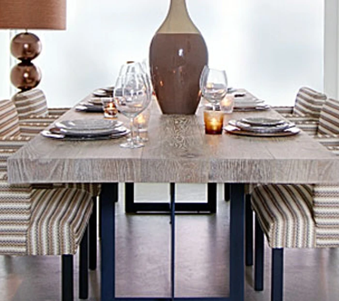 Essbereich mit 6 modernen Stühlen in gestreiften Stoff PH Collection. Der Tisch ist dekoriert mit Tellern, Gläsern und einer Vase
