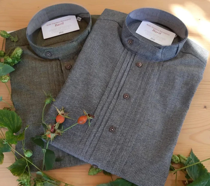 2 graue Herren-Trachtenhemd die von Bartl Prien am Chiemsee hergestellt worden sind.