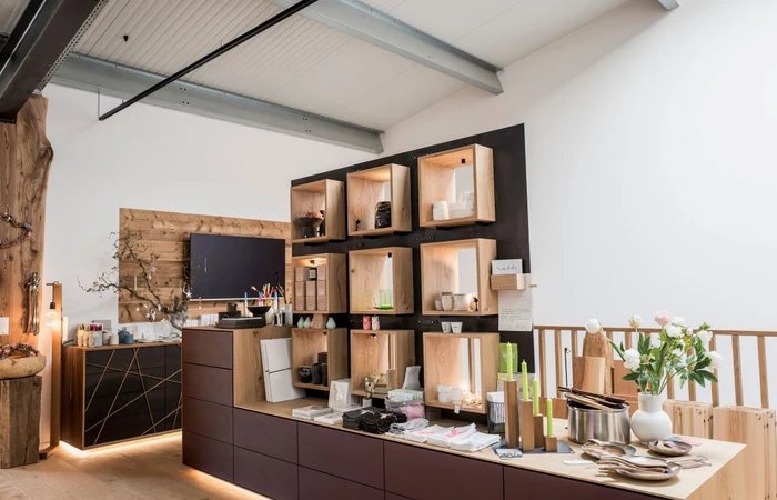 Seeholz Kerzen Keramik Holzserviettenringe und Kerzenständer Leinentücher tolles edles Sideboard und Regal Innenraum