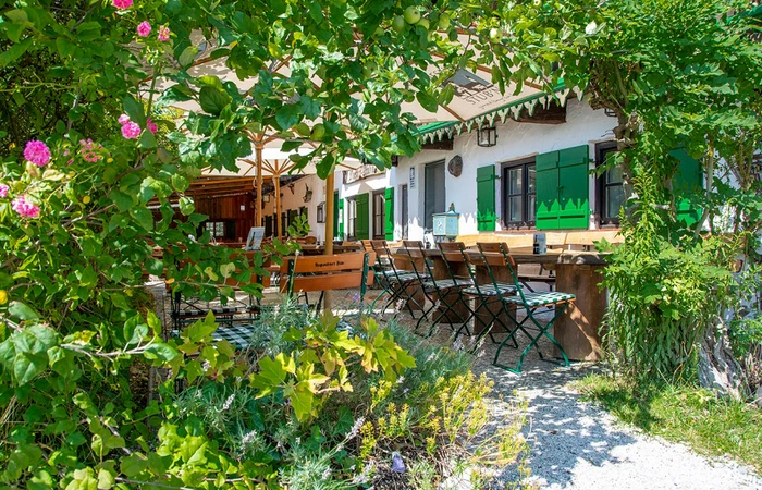 Blick in den Biergarten von der Mesner Stubn in Prien im Sommer.