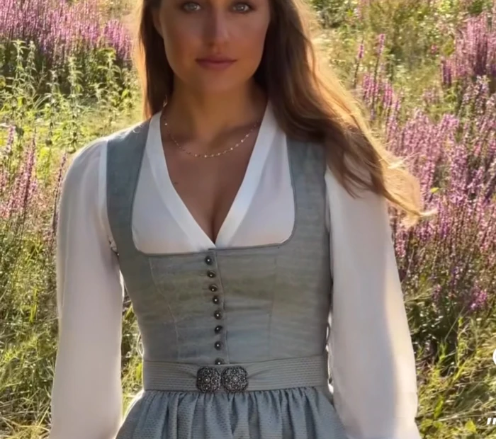 Präsentiert wird ein Dirndl in salbei mit weißer Bluse, erhältlich in der Chiceria Prien, solange Vorrat reicht