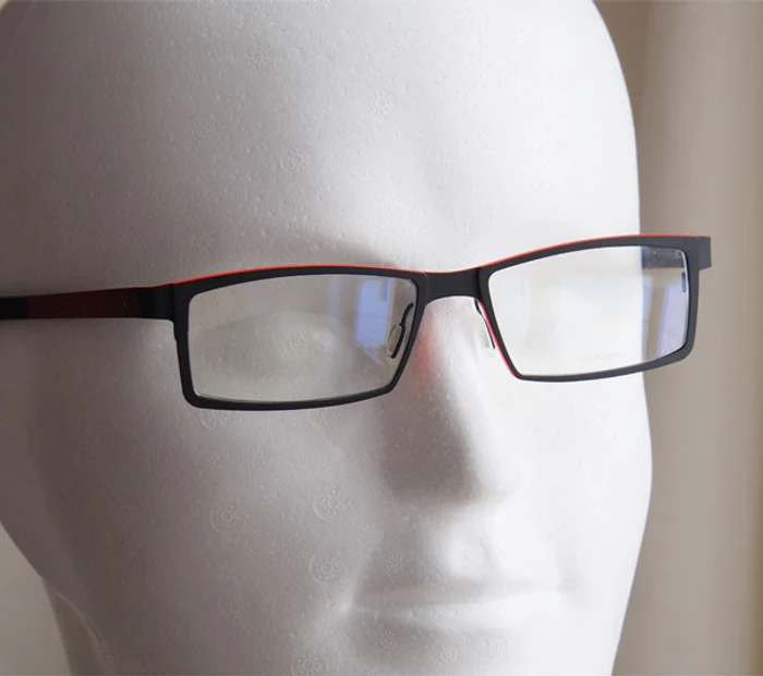 Auf ein Puppenkopf wir die Brille Blackfin präsentiert