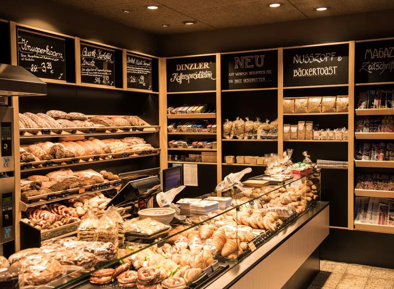 Bäckerei Müller Hochriesstrasse bei der Priener Post sehr modern in schwarz mit hellem Holz