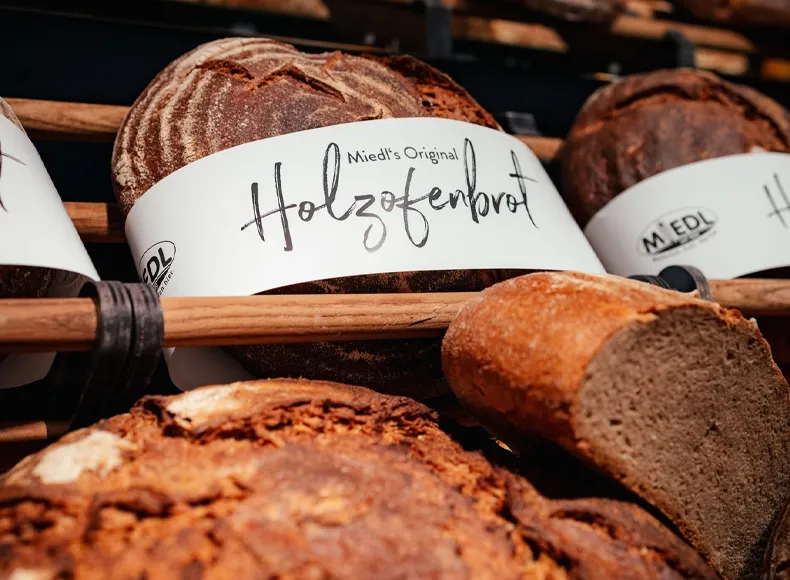 Holzofenbrot in der Auslagen der Bäckerei Miedl Prien am Chiemsee